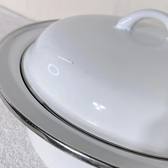 Vintage Enamelware White  Round Roaster Pot With Lid - Picture 2 of 16